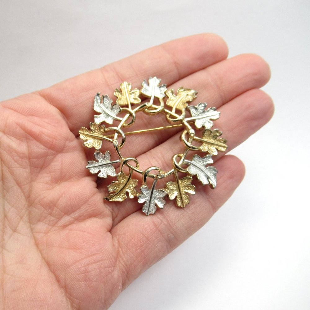 Vintage Sarah Coventry leaf circle brooch